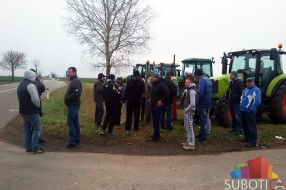 Traktoristi zaustavljeni na putu ka Beogradu
