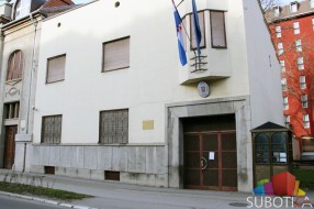 Velike gužve ispred Hrvatskog konzulata u Subotici