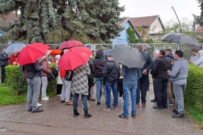 Pod kišobranima za bolju MZ: Prvi zbor građana Malog Bajmoka održan uprkos opstrukcijama