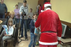 Deda Mraz posetio mališane u MZ "Mali Bajmok"