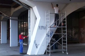 Učenici Politehničke škole krečili grafite u centru grada