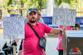 Protest vlasnika električnih dvotočkaša: „Želimo da ih registrujemo, ali niko ne zna kako“