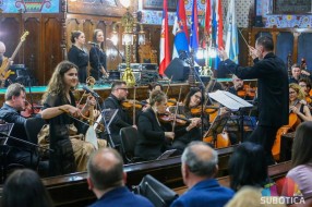 Tradicionalno i savremeno: magično muzičko putovanje u Velikoj većnici