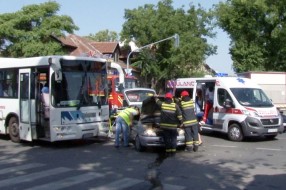 Sudar automobila i autobusa