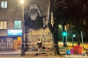 Mural u čast patrijarhu Irineju na zgradi u Đure Đakovića