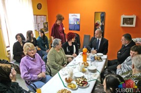 Aktiv žena iz Tavankuta obišle stanare Doma za odrasla lica Gerontološkog centra