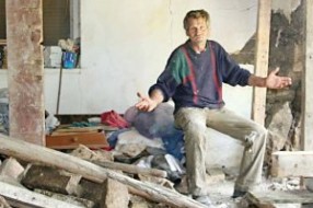 Spava u štali dok mu lopovi pustoše kuću