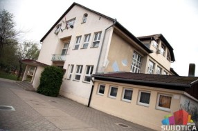 Deo učenika prelazi na onlajn nastavu, pomera se zimski raspust