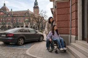 „Neprilagođeni“: Život osoba sa invaliditetom iza prepreka koje društvo i dalje ne vidi