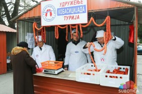 Udruženje "Kobasicijada" iz Turije doniralo kobasice Crvenom krstu