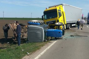 Kamion naleteo na traktor, jedna osoba lakše povređena