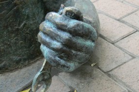Vandali ponovo oštetili skulpturu vodoinstalatera