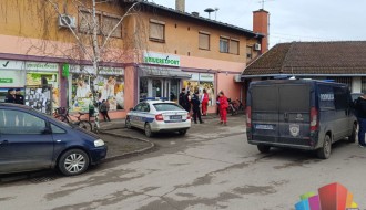 Zaleteo se automobilom na policajca