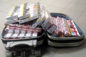 "Mravlji šverc" ne posustaje, otkriveni koferi puni krijumčarenih cigareta