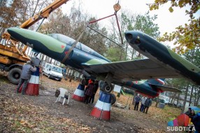 Dan SFRJ u Mini Jugoslaviji obeležen postavljanjem muzejskog eksponata aviona "Soko Jastreb NJ-21"