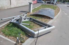 Autobus oštetio autobusko stajalište kod Bolnice