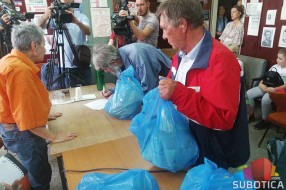 UG „Solidarnost“ podelilo pakete pomoći za najugroženije sugrađane