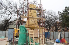 Prolongiran završetak radova na spomenik-skulpturi Svetom Trojstvu