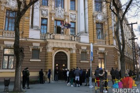 Gimnazijalci doneli odluku da prekinu blokadu škole, ali poručuju da nastavljaju borbu za promene