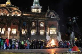 Osvešten i naložen badnjak uz pesmu, igru i veselje