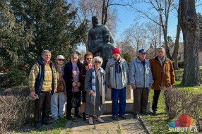 Sećanje na heroine NOB-a: Osmi mart obeležen ispred spomenika „Majka i dete“ u Aleksandrovu