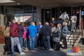 Red ispred punkta za imunizaciju, odziv na prvu dozu još uvek slab