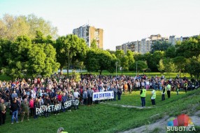 Srednjoškolska protestna šetnja od brda do brda: "Naučili smo koliki uticaj ima i naš najmanji doprinos, želimo da se naš glas čuje"