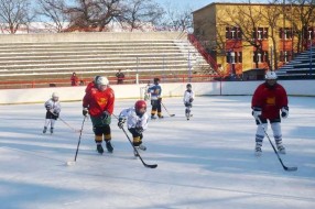 Održani revijalni hokejaški susreti mama i tata protiv dece (Fun hockey day)