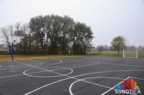 Obnovljen sportski teren u OŠ „Sečenji Ištvan“ u MZ "Peščara"