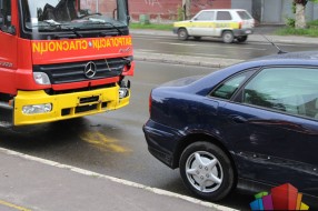 Lakša saobraćajka između vatrogasnog vozila u intervenciji i putničkog automobila