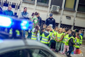 Mališani zavirili u svet policije