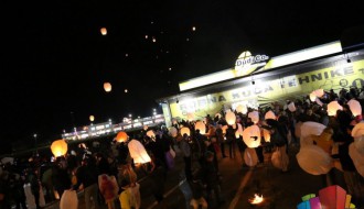 Nekoliko stotina lampiona poletelo je sinoć ispred Dudi Co robne kuće