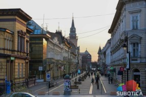 Učenici se vraćaju u školske klupe, ugostitelji i dalje mogu da služe samo u baštama