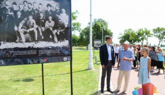 Duž palićke promenade spomen na Lajoša Vermeša