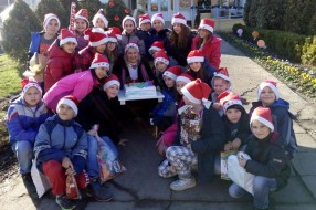 Deca iz OŠ "Sveti Sava" posetila vršnjake u Kolevki i sa Deda Mrazom donela poklone