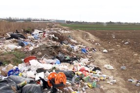 Divlja deponija kod stare ciglane širi se na obližnje njive