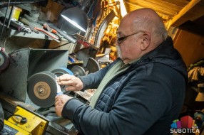 Poslednji oštrač starog kova u gradu: zanat majstora Lasla Vojnića polako odlazi u istoriju