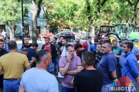 Lokalni poljoprivrednici ne odustaju od zahteva - protestima se pridružili paori iz Čantavira, Tavankuta i Šupljaka
