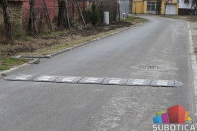 Građani samoinicijativno postavljali ležeće policajce
