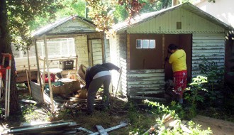 Rušenje nelegalnih objekata u Vikend naselju na Paliću