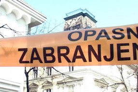 Oprez: Sneg pada sa krova!