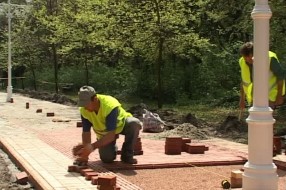 U toku popločavanje Aleje uzdaha na Paliću