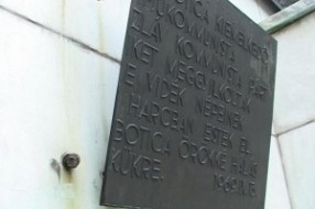 Oštećena ploča na spomeniku