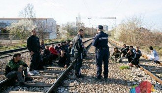 "Narodne patrole" obilazile mesta gde se migranti smeštaju uz prugu u širem centru, policija sprečila incident većih razmera