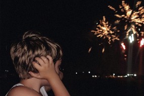 Majka mladića sa autizmom: Zbog petardi 19 godina ne slavimo Novu godinu niti pokušavamo da uživamo u prazničnim čarolijama