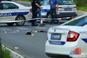 Muškarac (25) ranjen u nogu dok je prelazio ulicu, u toku potraga za napadačima