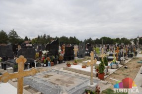 Vandali oskrnavili spomenike na Pravoslavnom groblju "Dudova šuma" - pokrali mesingana slova, lomili krstove i slike