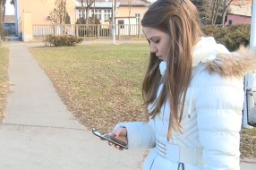 Migranti oteli devojčici telefon, taksisti ih sustigli