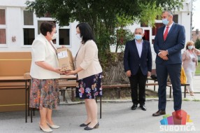 Učenici romske nacionalnosti dobili savremena nastavna sredstva
