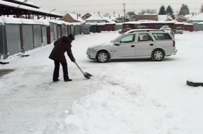Radnici Tržnice noću sklanjaju sneg sa Buvljaka